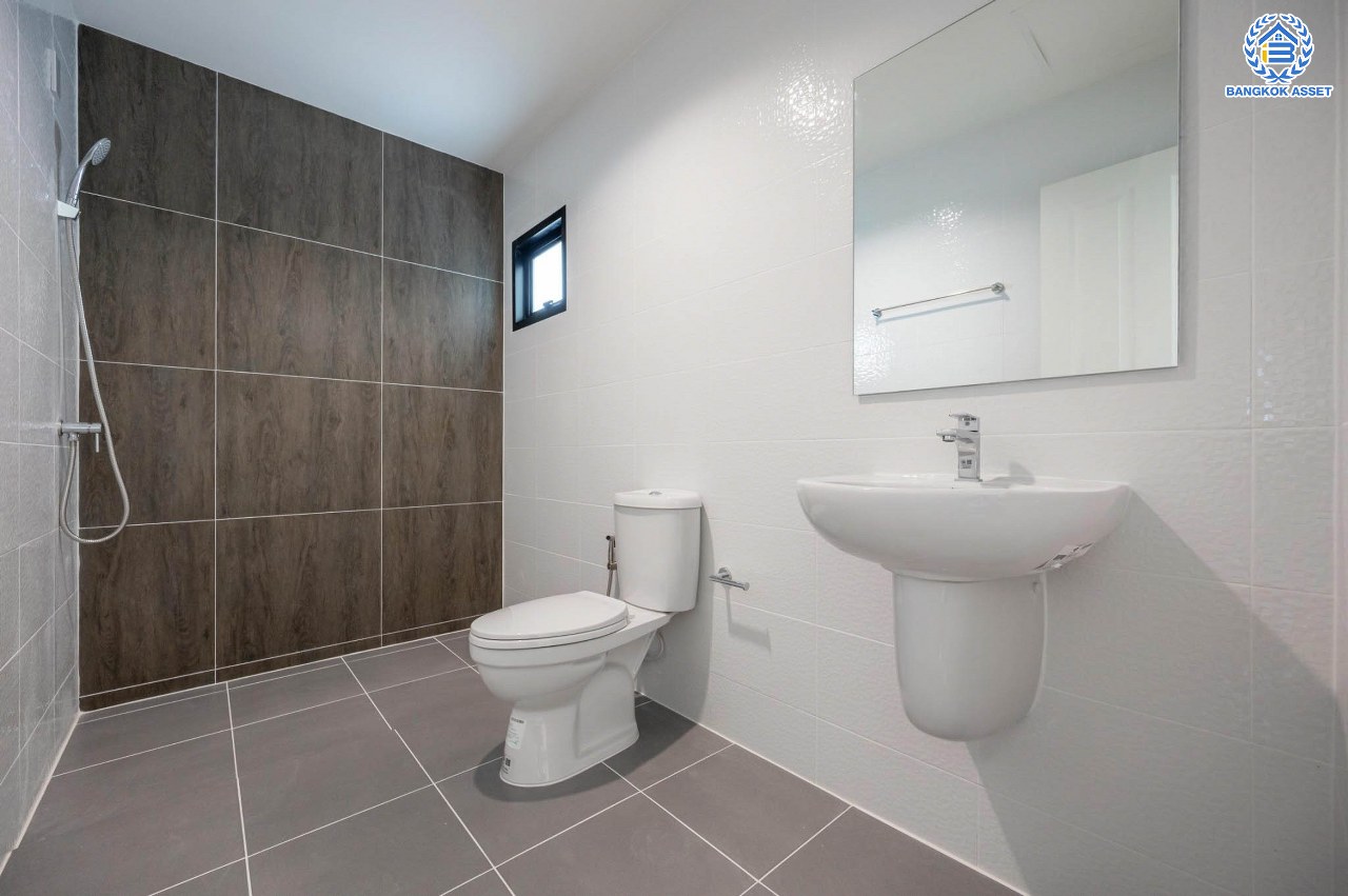 บ้านมือสองตกแต่งใหม่ โครงการ มณธานี บางแค บ้านเดี่ยว 3 ชั้น ดีไซน์หรูหรา เนื้อที่กว้าง 56.40 ตร.ว. พื้นที่ใช้สอย 240 ตร.ม. ฟังก์ชัน 5 ห้องนอน 4 ห้องน้ำ 2 ที่จอดรถ ฟังก์ชันครบตอบทุกไลฟ์สไตล์ บนทำเลศักยภาพ เชื่อมต่อถนนกาญจนาภิเษก ใกล้เดอะมอลล์บางแค ใกล้รถไฟฟ้าสายสีน้ำเงิน "สถานีหลักสอง" และจุดขึ้นทางด่วน "กาญจนาภิเษก"